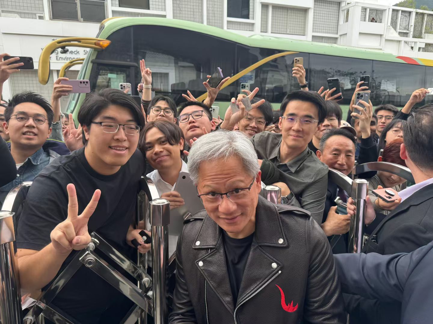 與黃仁勳合影